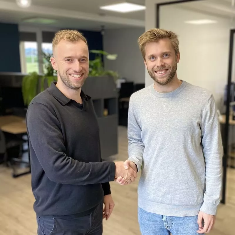 Piotr and Edwin shaking hands