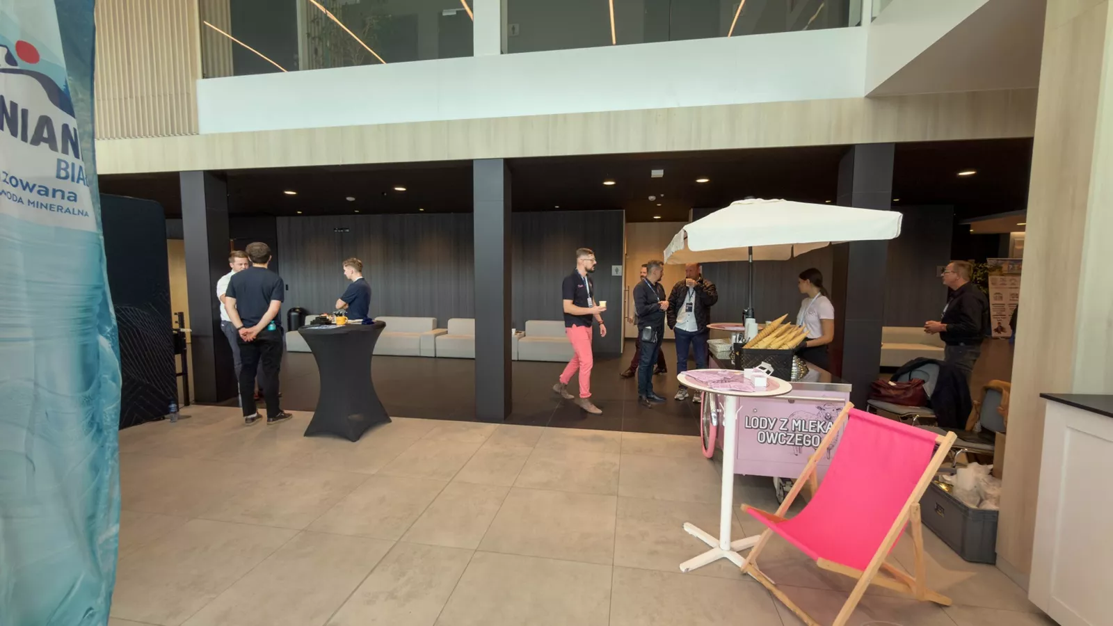 Przestrzeń targowa i stoiska wystawców w Konfero