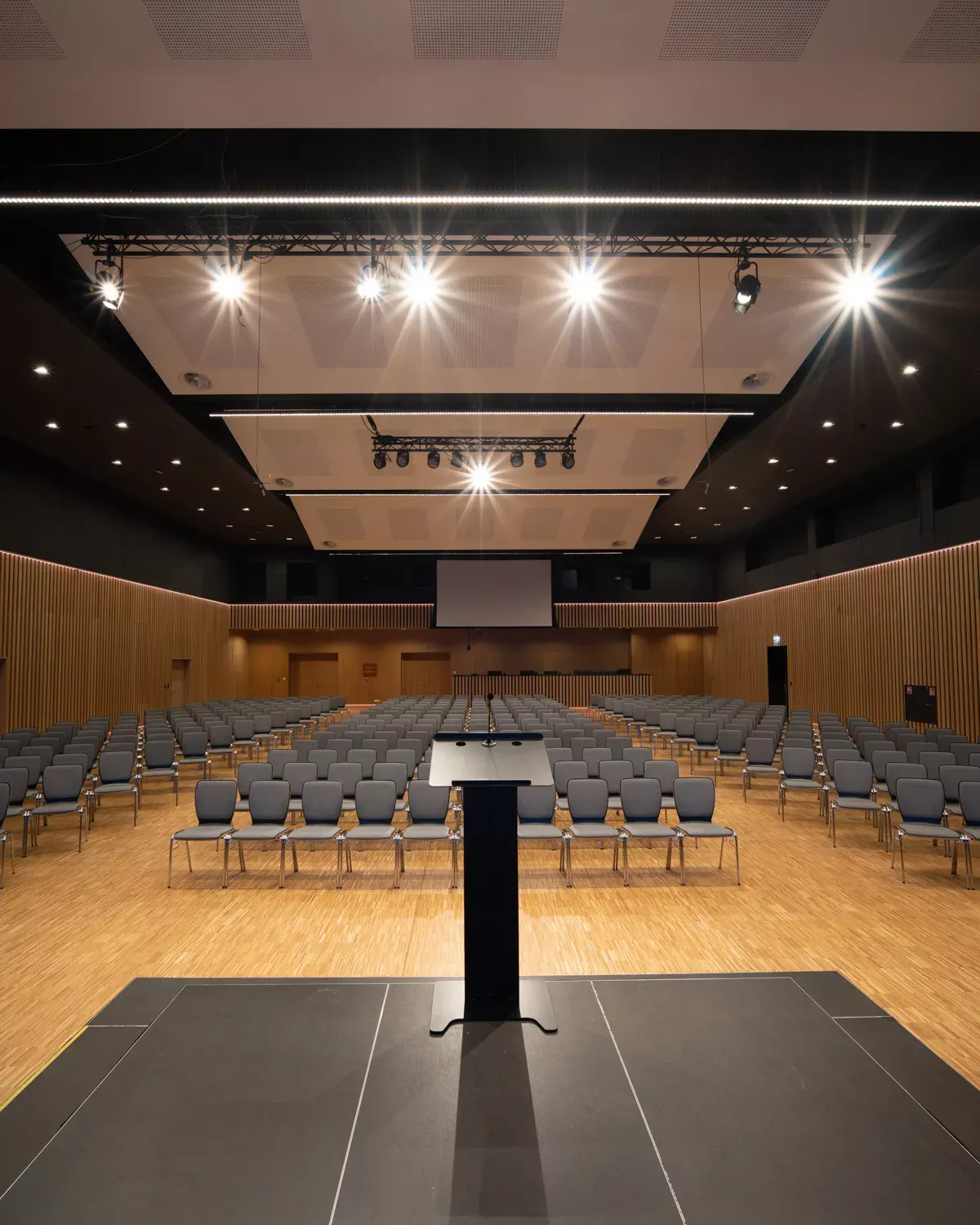 Sala Diament w ustawieniu teatralnym z mównicą na scenie